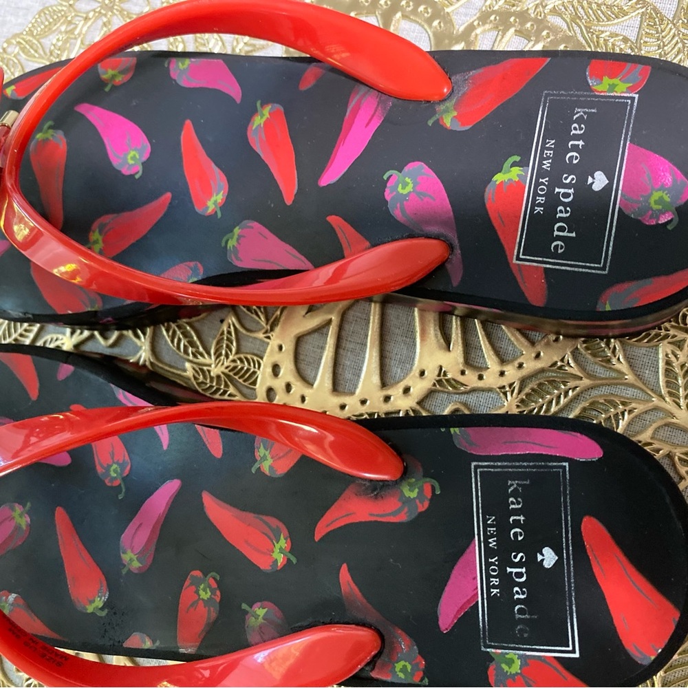 ❤️‍🔥❤️‍🔥❤️‍🔥Kate Spade Caynnne Pepper Red & Black Wedged Bowed 🎀Thong Sandals - Picture 5 of 9